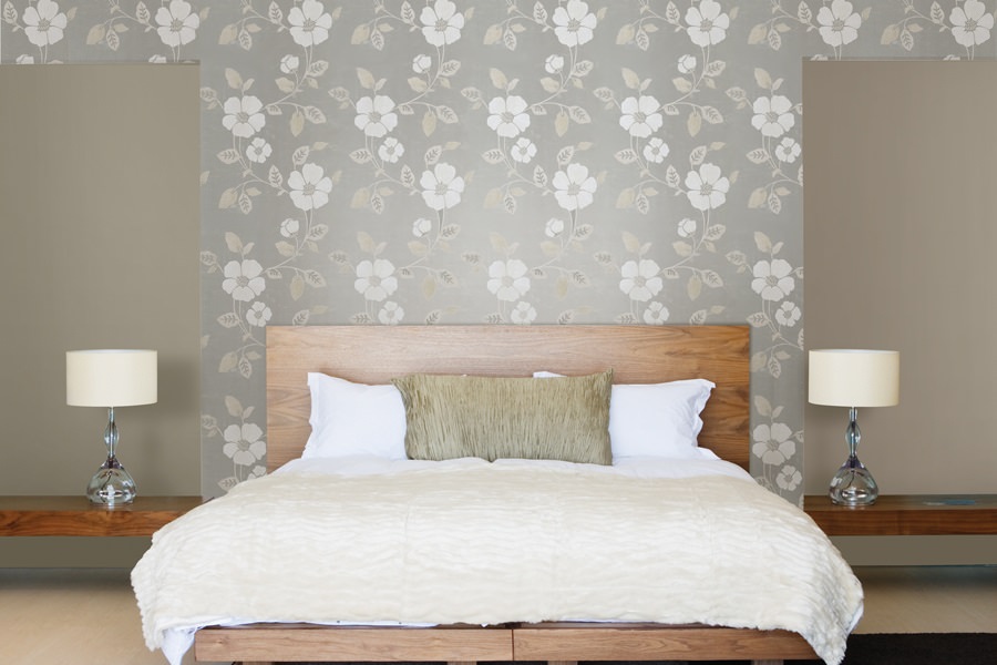 کاغذ دیواری اتاق خواب به رنگ طوسی و طرح گل